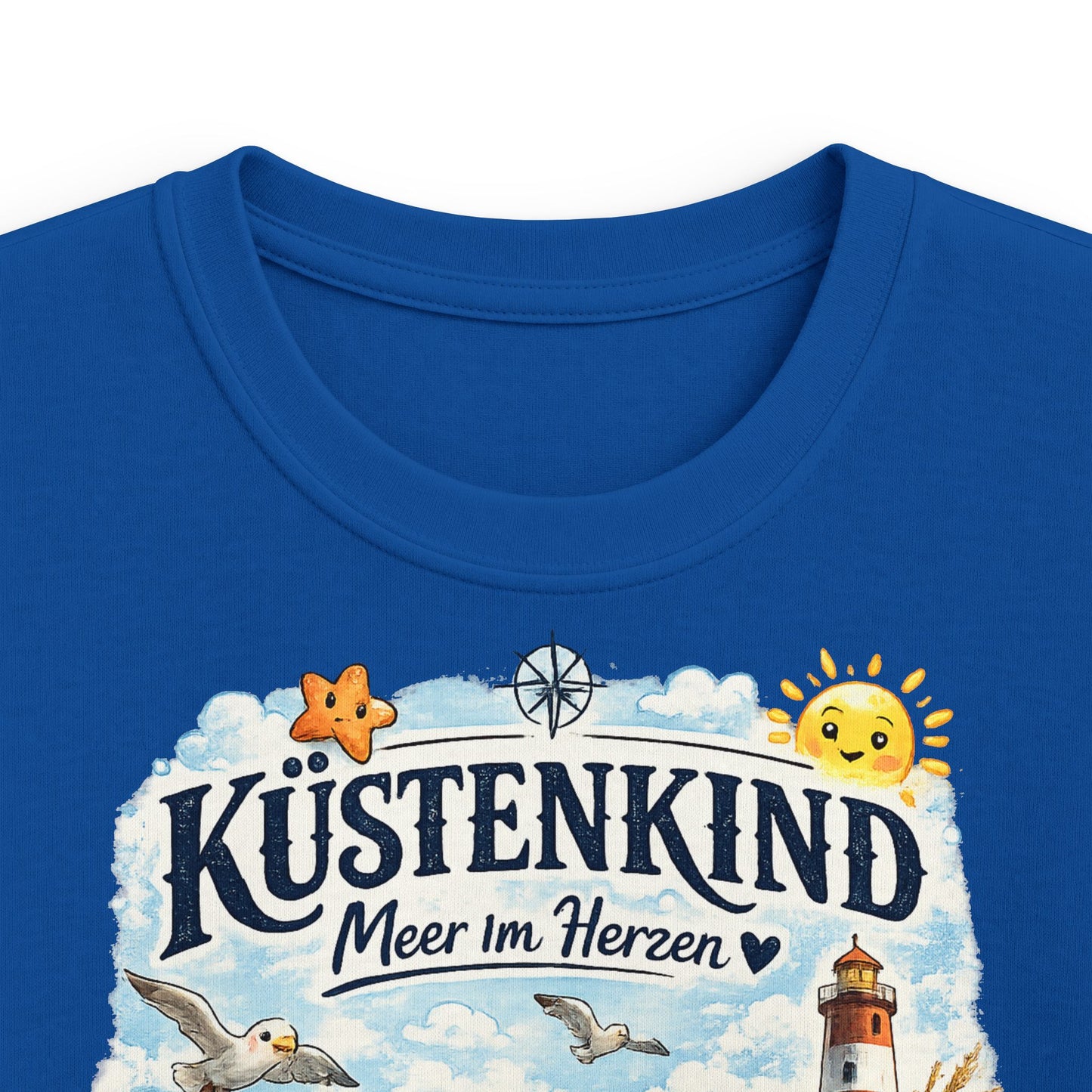 Küstenkind Kinder T-Shirt – Meer im Herzen | Maritimes Strand Design mit Leuchtturm & niedlichen Küstenfreunden