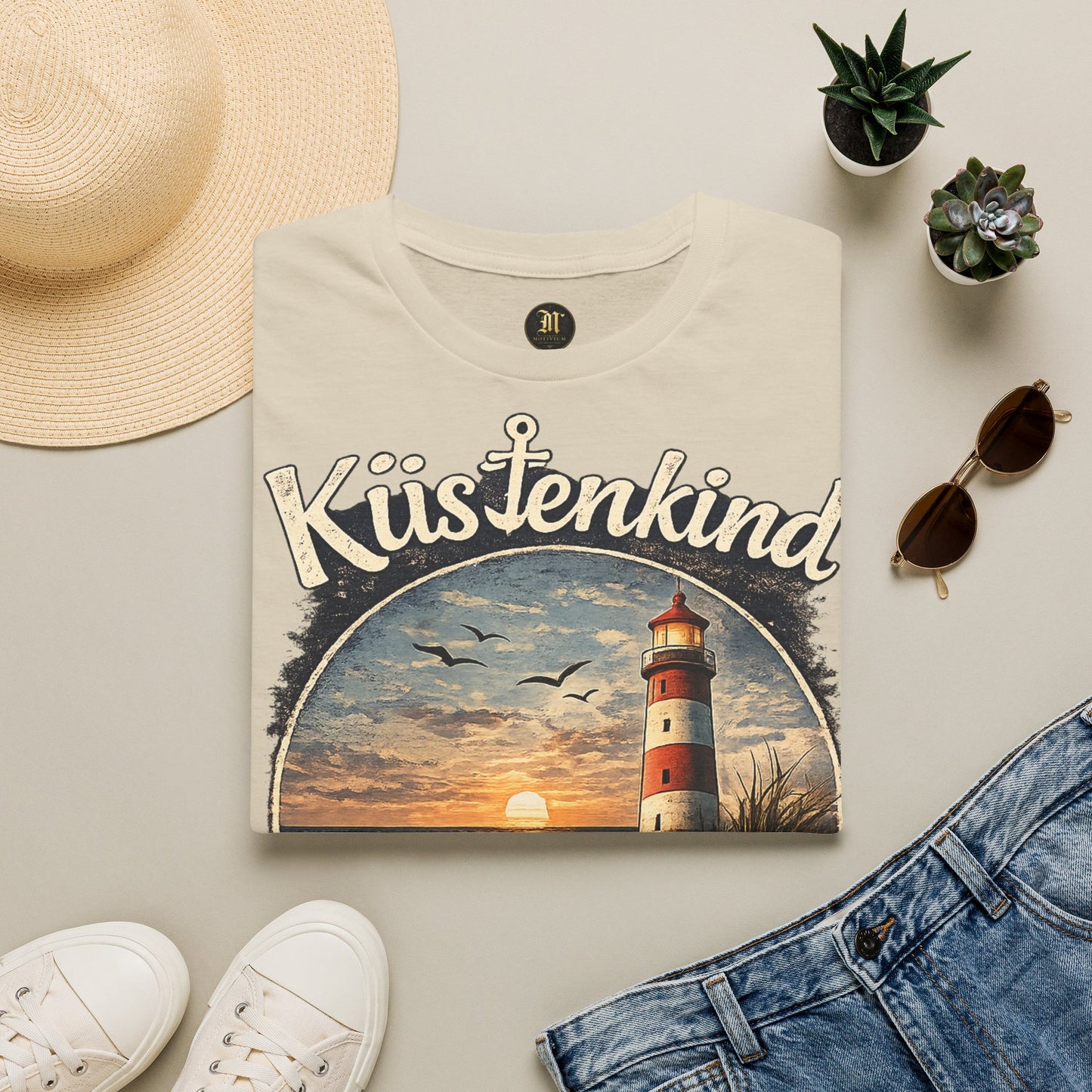 Küstenkind Shirt – Nordisch. Frei. Wild. – Vintage Leuchtturm T-Shirt für Nordsee & Ostsee Fans