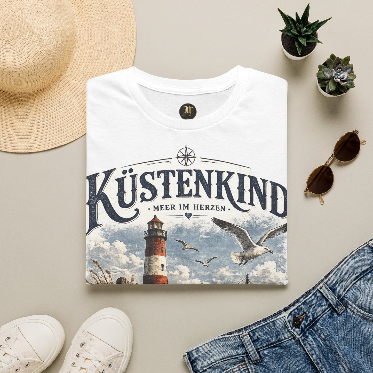 Küstenkind – Meer im Herzen | Maritimes Vintage T-Shirt mit Leuchtturm & Heimathafen Motiv