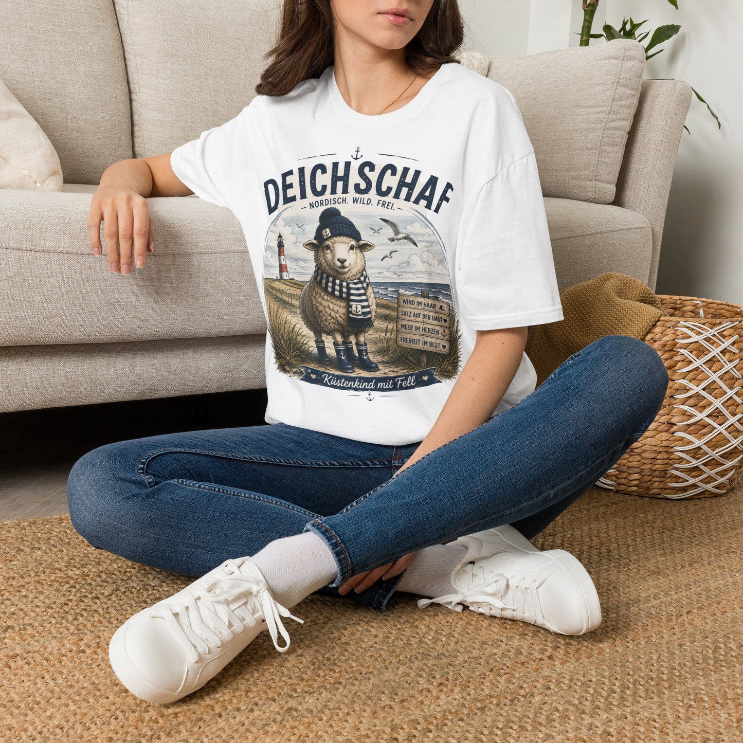Deichschaf T-Shirt – Nordisch. Wild. Frei. | Maritimes Schaf für Nordsee- & Ostseefans