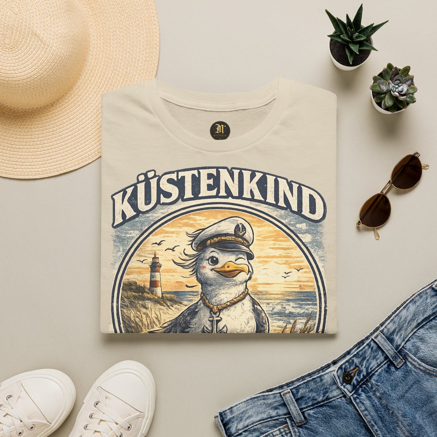 Küstenkind Möwe Shirt – Nordisch Wild Frei – Maritimes Küstenmotiv mit Leuchtturm & Möwe – Nordsee Ostsee T-Shirt