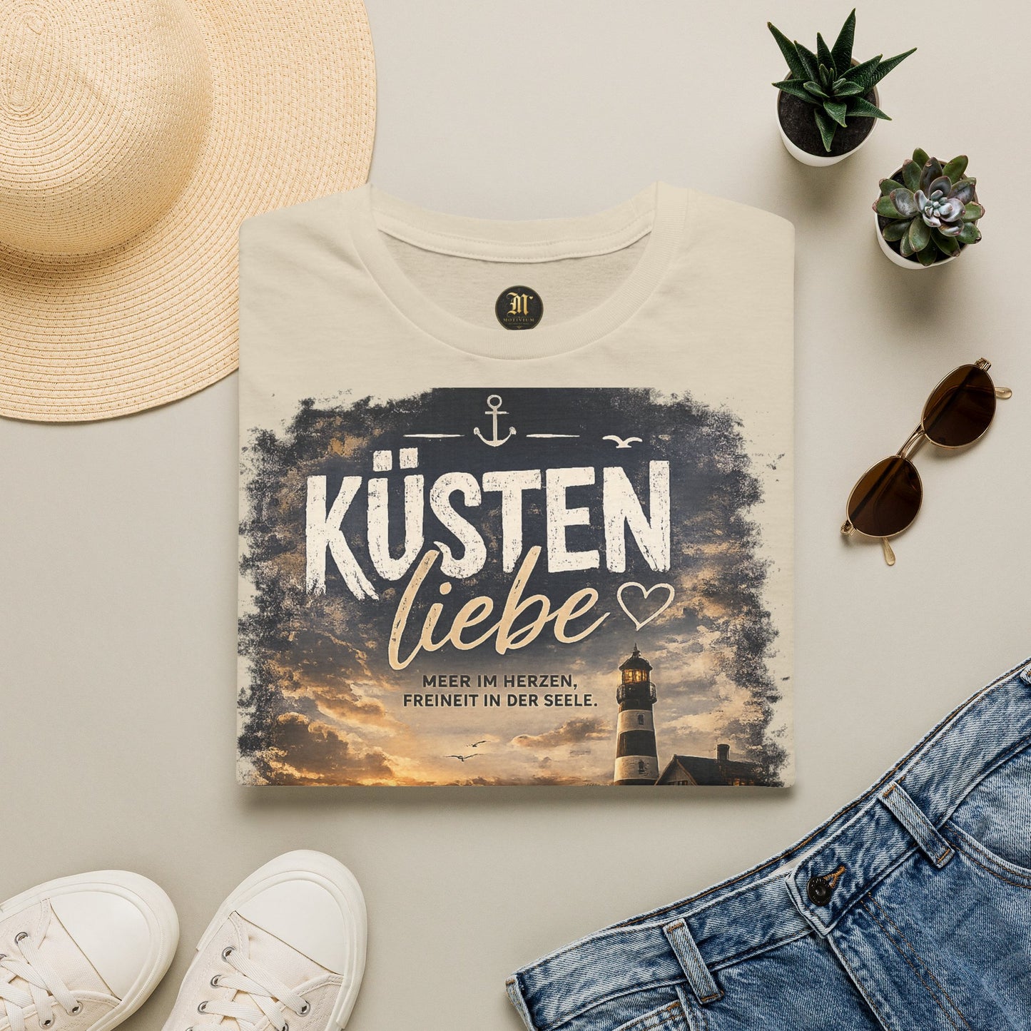 Küstenliebe Damen T-Shirt – Meer im Herzen, Freiheit in der Seele | Leuchtturm Strandshirt