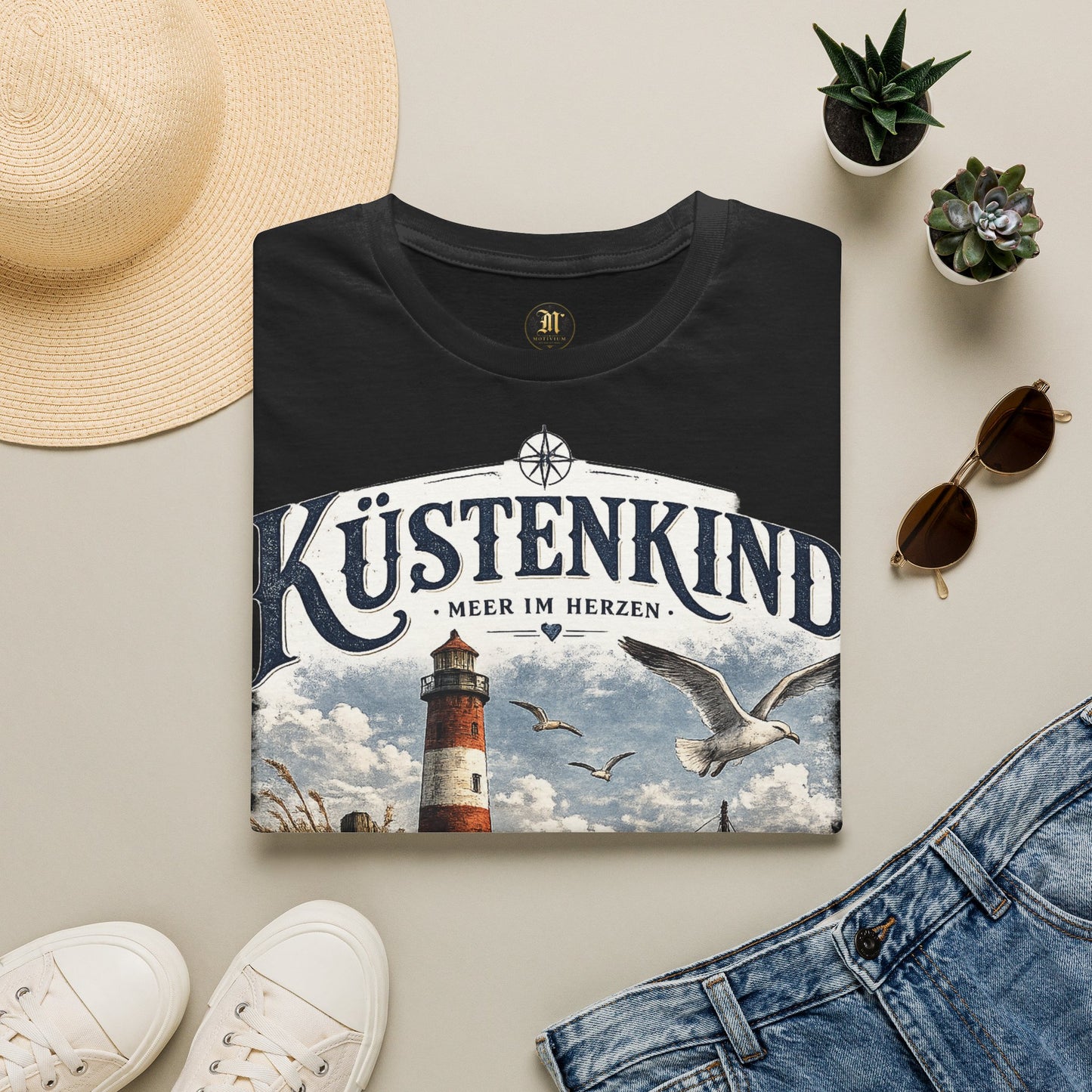 Küstenkind – Meer im Herzen | Maritimes Vintage T-Shirt mit Leuchtturm & Heimathafen Motiv