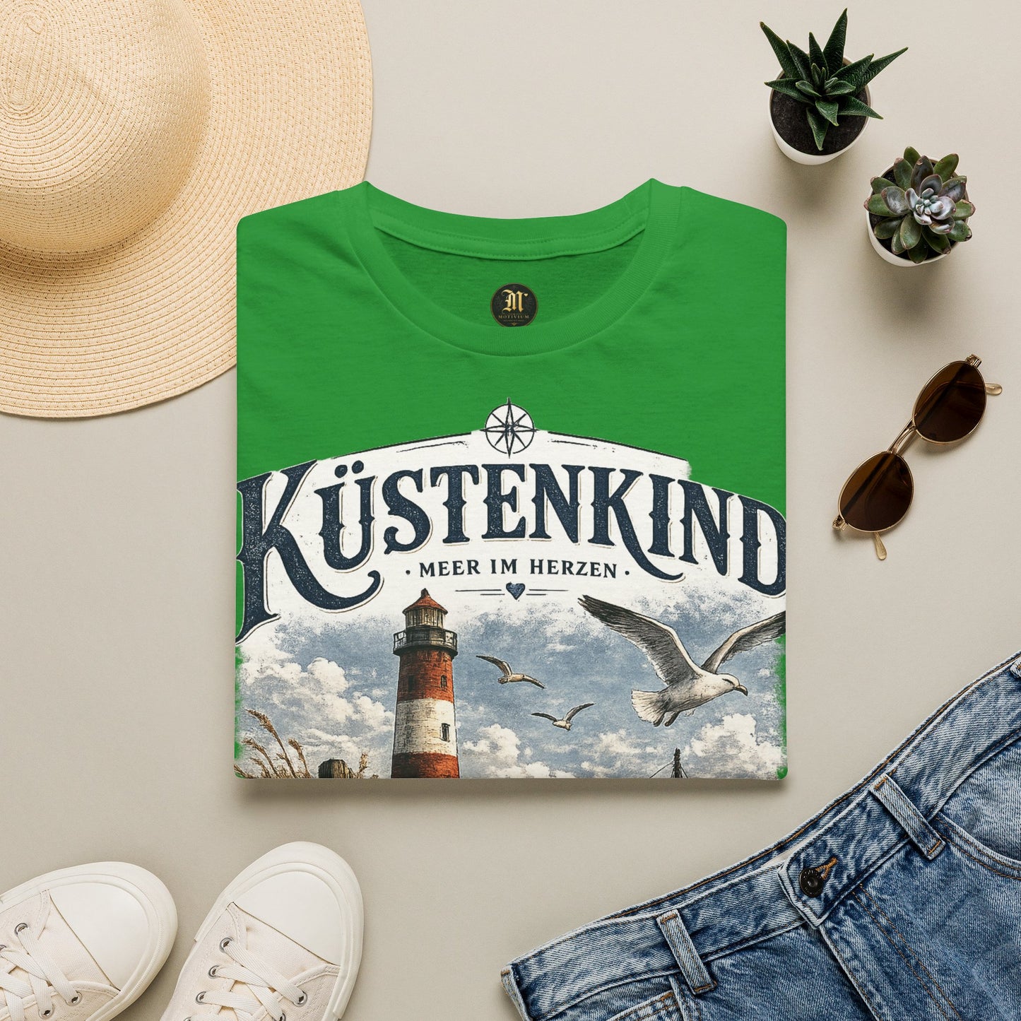Küstenkind – Meer im Herzen | Maritimes Vintage T-Shirt mit Leuchtturm & Heimathafen Motiv