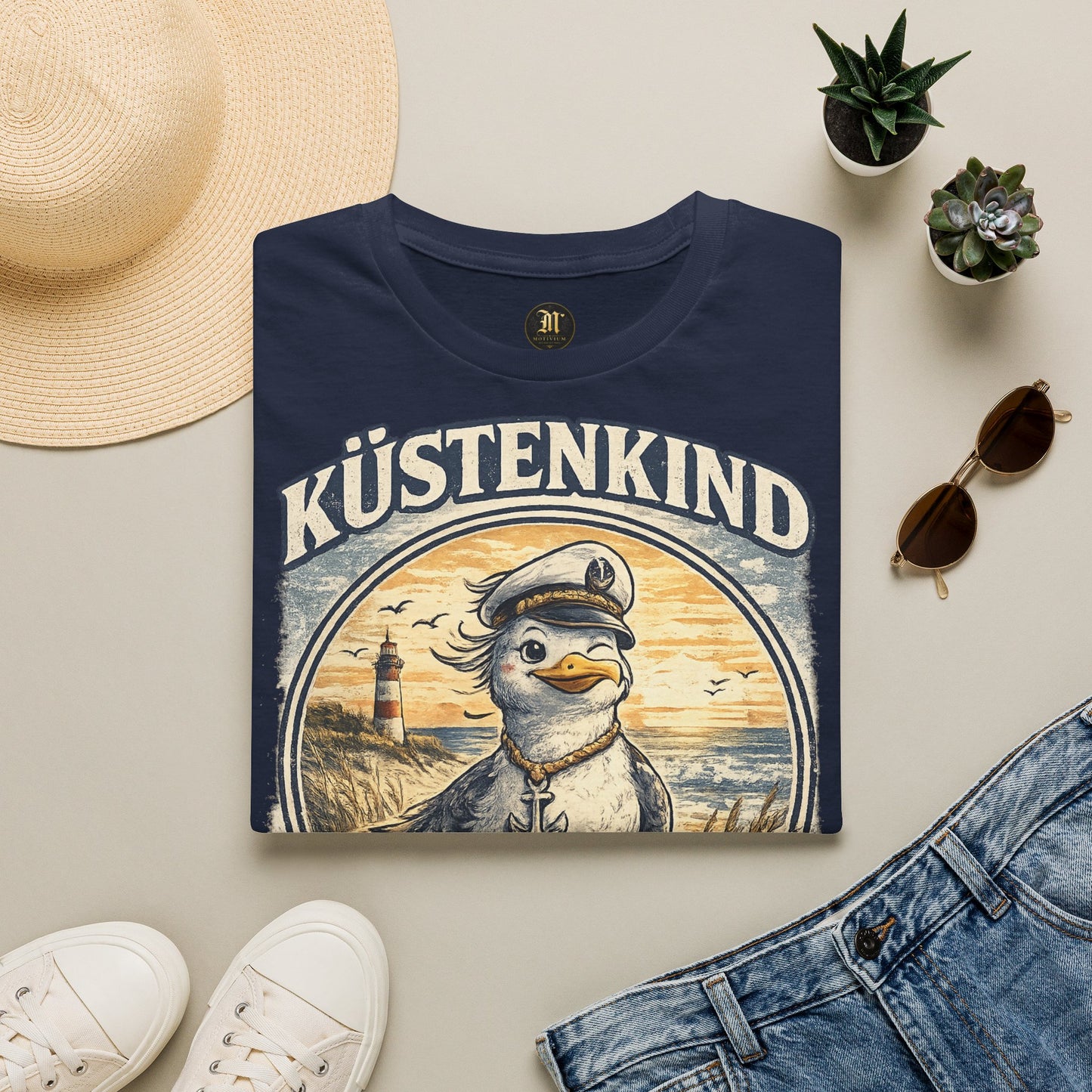 Küstenkind Möwe Shirt – Nordisch Wild Frei – Maritimes Küstenmotiv mit Leuchtturm & Möwe – Nordsee Ostsee T-Shirt
