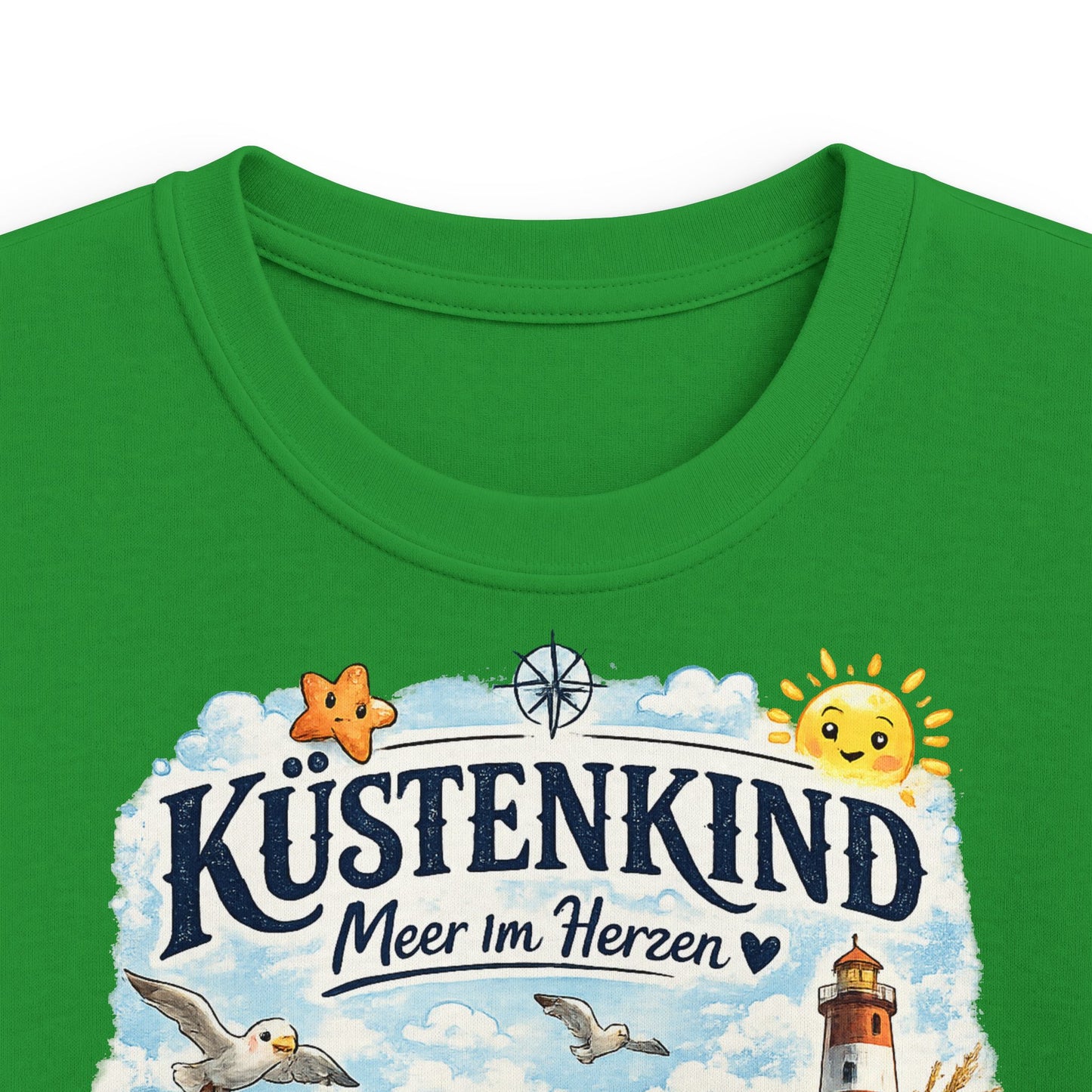 Küstenkind Kinder T-Shirt – Meer im Herzen | Maritimes Strand Design mit Leuchtturm & niedlichen Küstenfreunden
