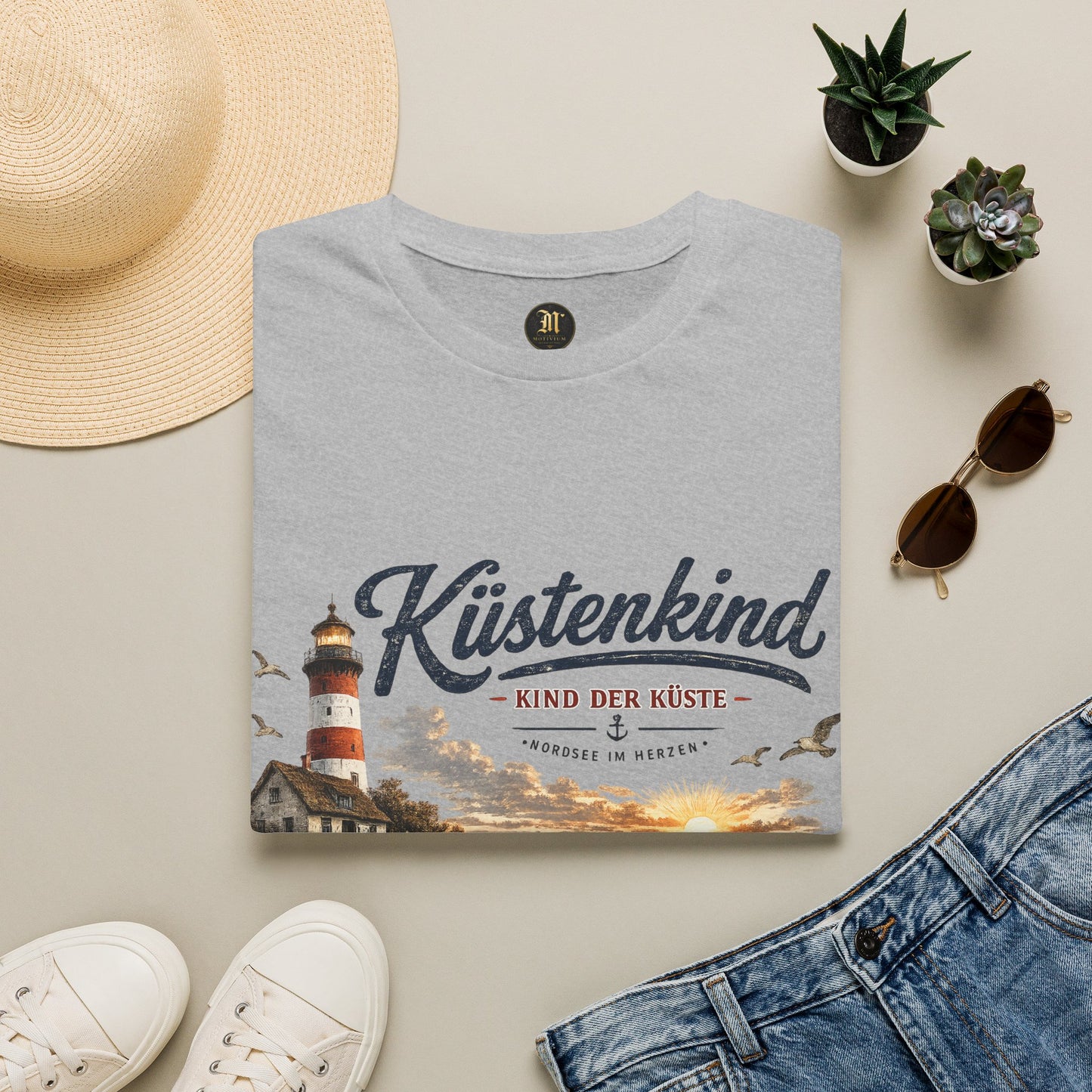 Küstenkind T-Shirt – Kind der Küste | Nordsee im Herzen | Vintage Leuchtturm Strand Design | Maritimes Sommer Shirt