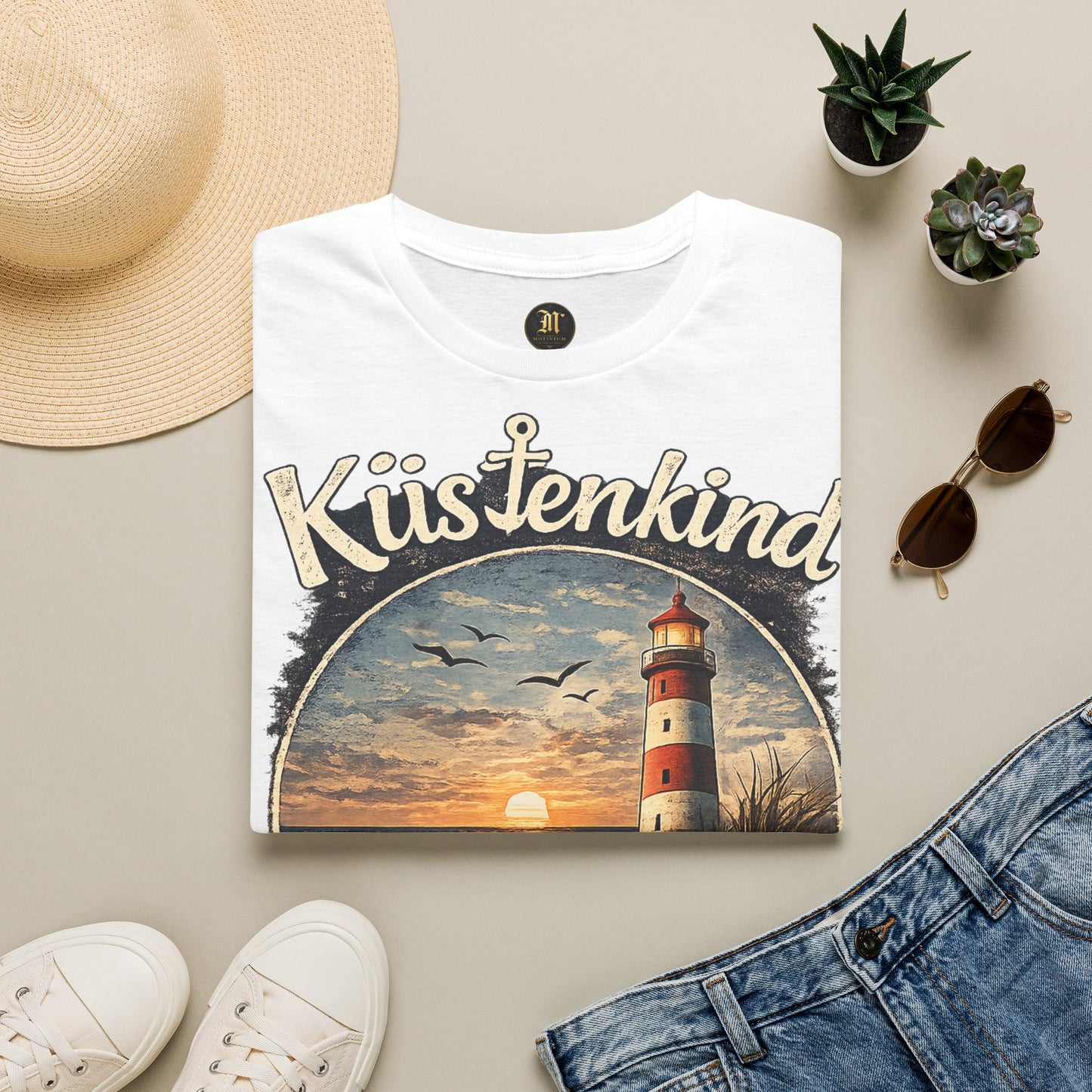 Küstenkind Shirt – Nordisch. Frei. Wild. – Vintage Leuchtturm T-Shirt für Nordsee & Ostsee Fans