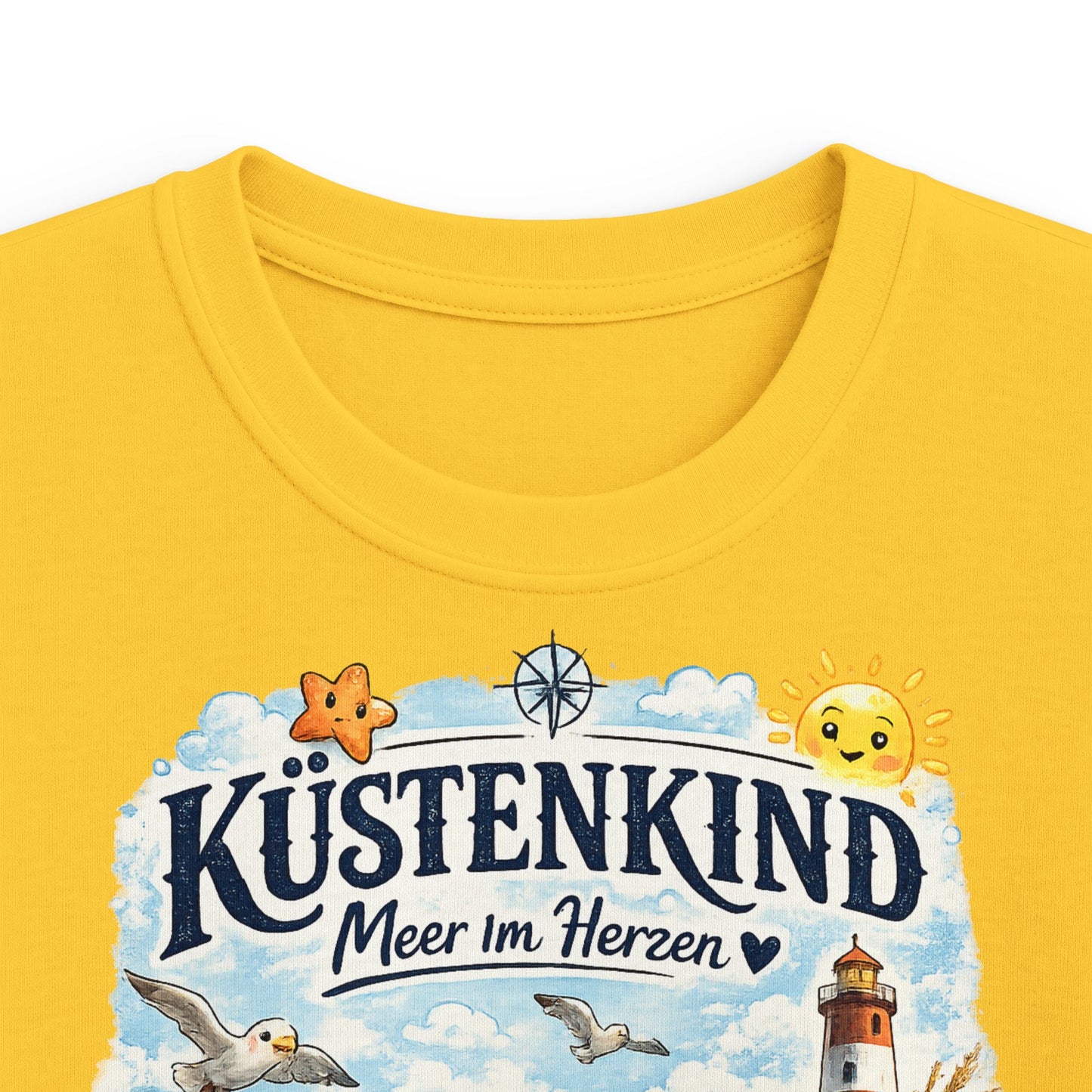 Küstenkind Kinder T-Shirt – Meer im Herzen | Maritimes Strand Design mit Leuchtturm & niedlichen Küstenfreunden