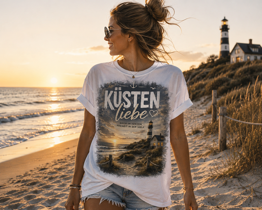 Küstenliebe Damen T-Shirt – Meer im Herzen, Freiheit in der Seele | Leuchtturm Strandshirt
