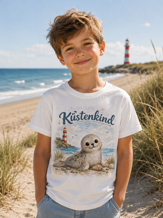 Küstenkind Robbe Kinder T-Shirt – Süße Seehund Illustration mit Leuchtturm | Nordsee Strand Shirt für Kinder