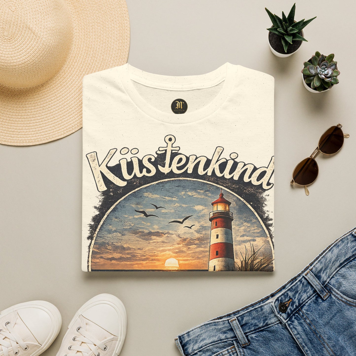 Küstenkind Shirt – Nordisch. Frei. Wild. – Vintage Leuchtturm T-Shirt für Nordsee & Ostsee Fans