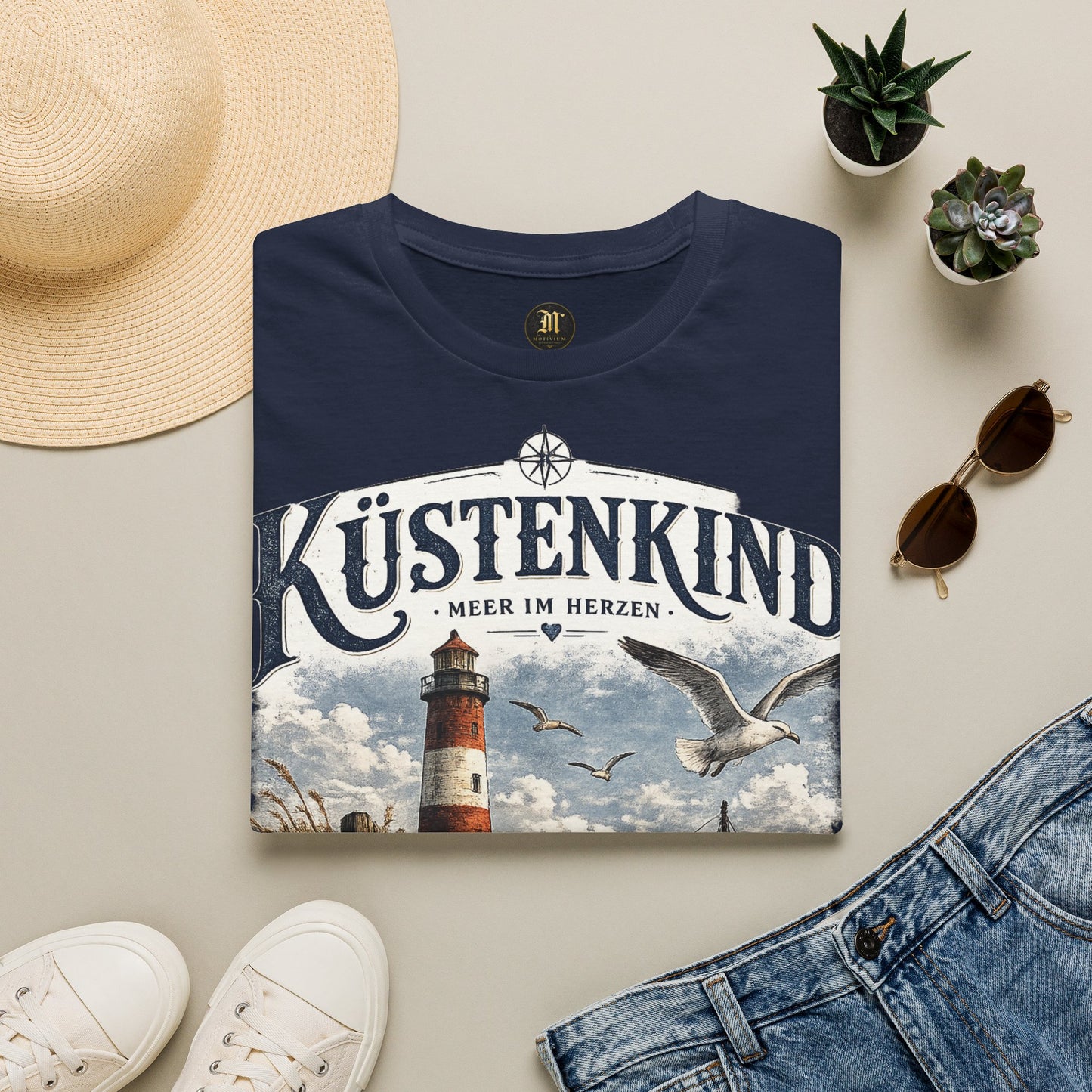 Küstenkind – Meer im Herzen | Maritimes Vintage T-Shirt mit Leuchtturm & Heimathafen Motiv