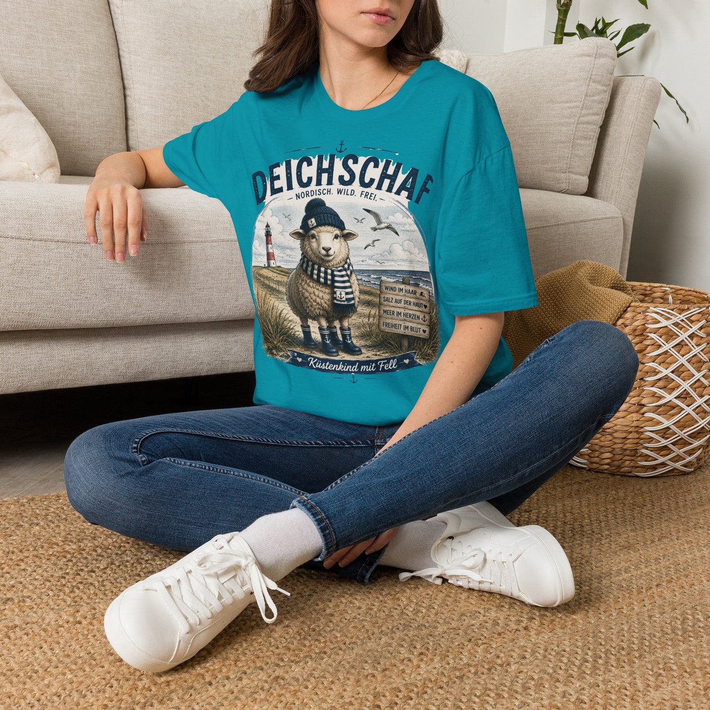Deichschaf T-Shirt – Nordisch. Wild. Frei. | Maritimes Schaf für Nordsee- & Ostseefans