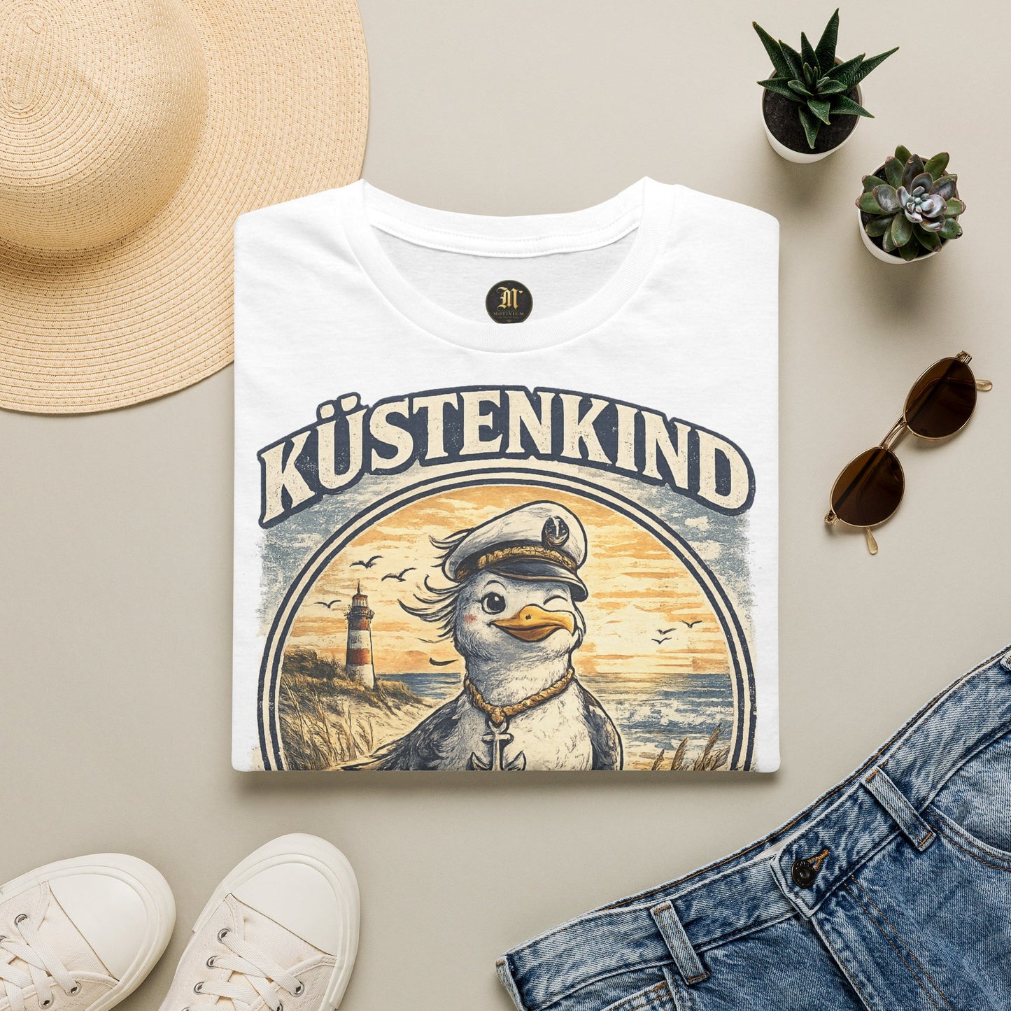 Küstenkind Möwe Shirt – Nordisch Wild Frei – Maritimes Küstenmotiv mit Leuchtturm & Möwe – Nordsee Ostsee T-Shirt