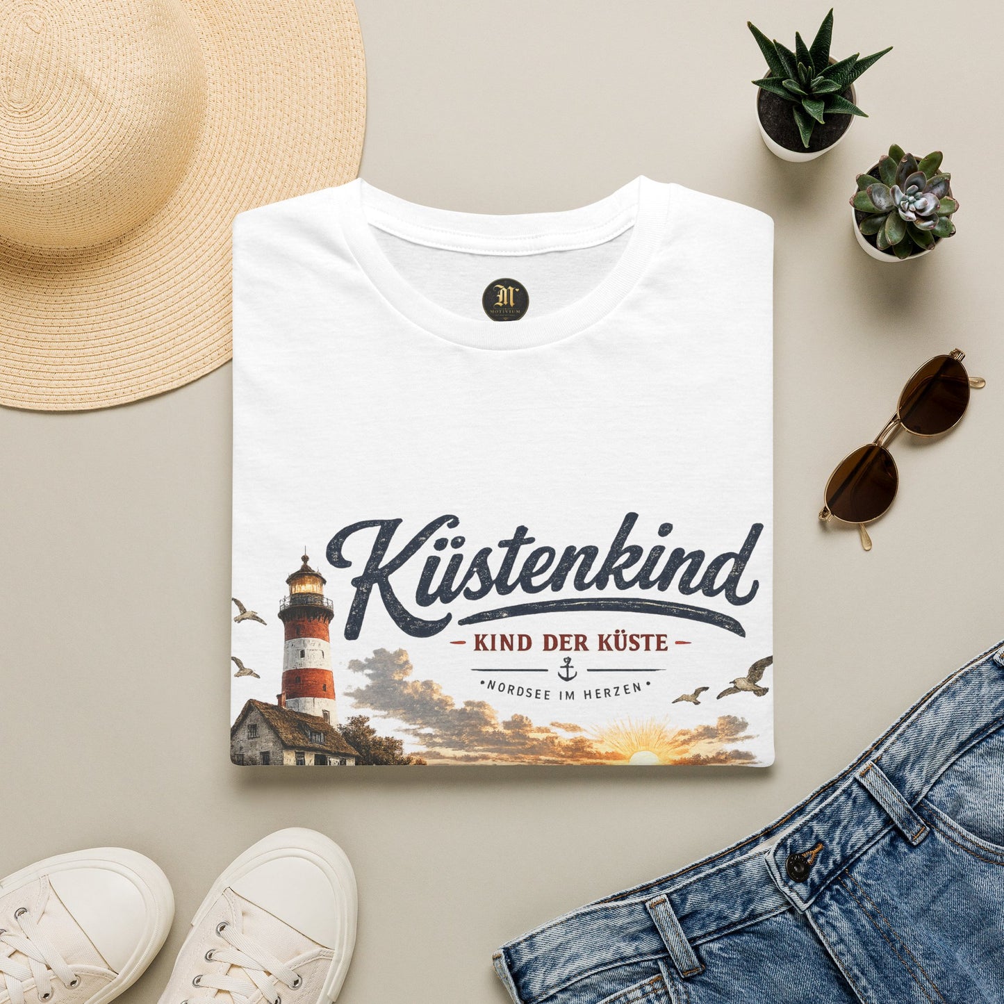 Küstenkind T-Shirt – Kind der Küste | Nordsee im Herzen | Vintage Leuchtturm Strand Design | Maritimes Sommer Shirt