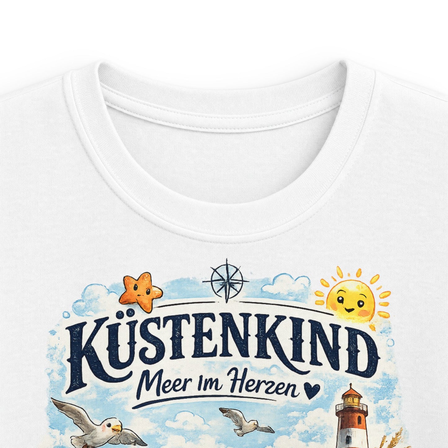 Küstenkind Kinder T-Shirt – Meer im Herzen | Maritimes Strand Design mit Leuchtturm & niedlichen Küstenfreunden