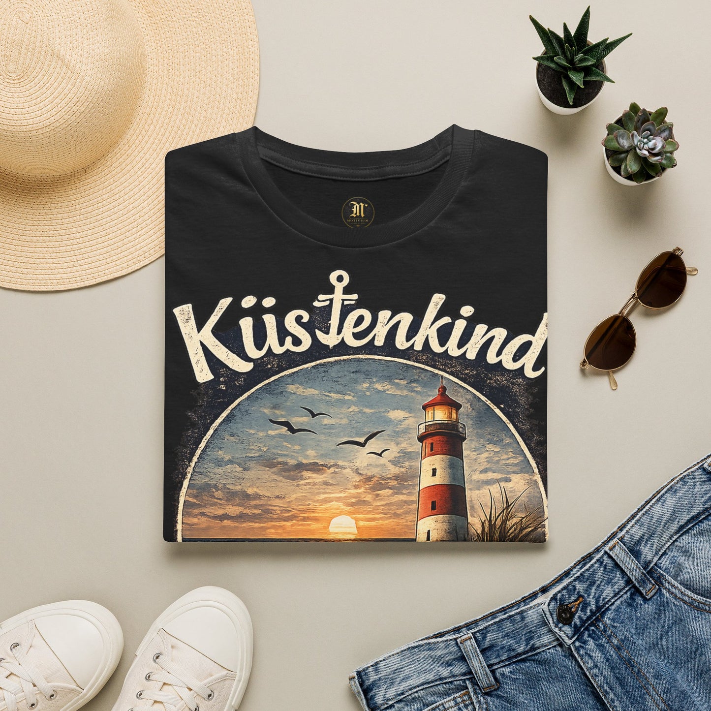 Küstenkind Shirt – Nordisch. Frei. Wild. – Vintage Leuchtturm T-Shirt für Nordsee & Ostsee Fans