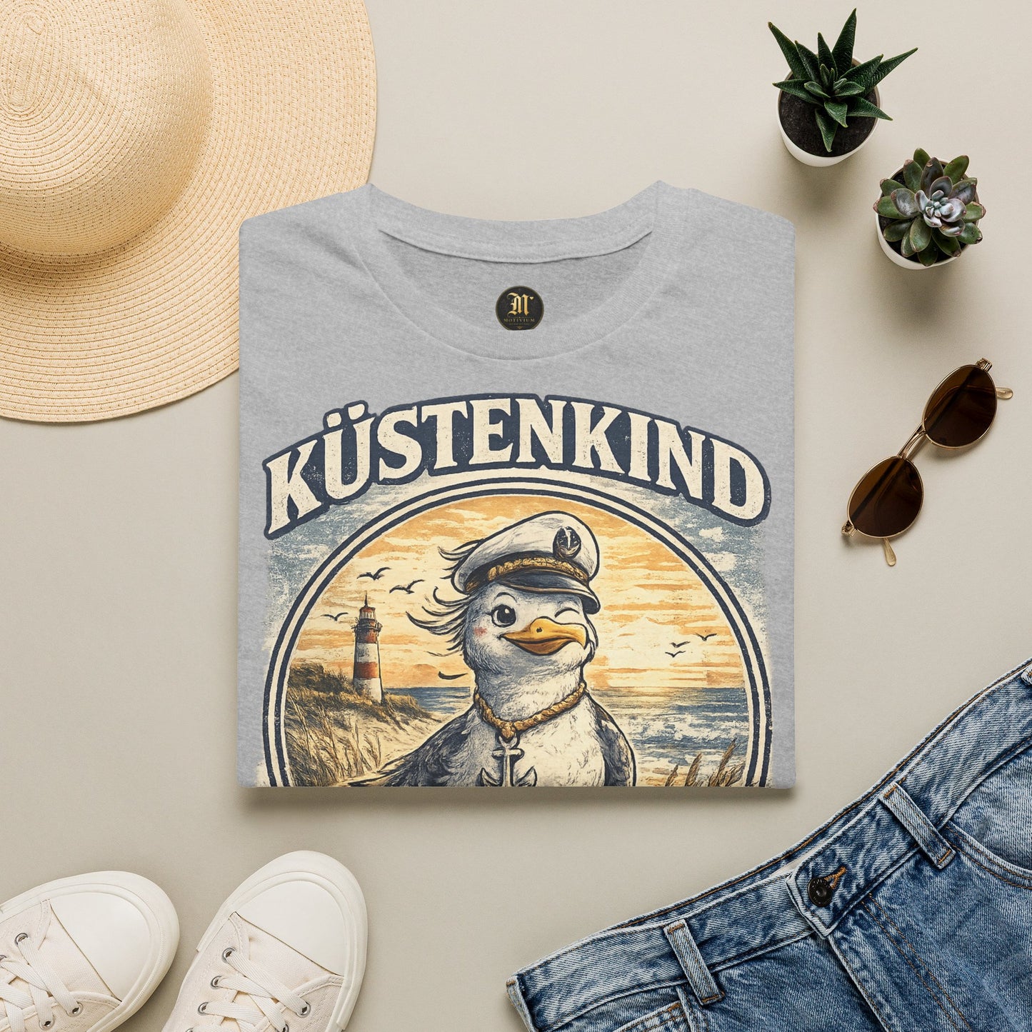 Küstenkind Möwe Shirt – Nordisch Wild Frei – Maritimes Küstenmotiv mit Leuchtturm & Möwe – Nordsee Ostsee T-Shirt