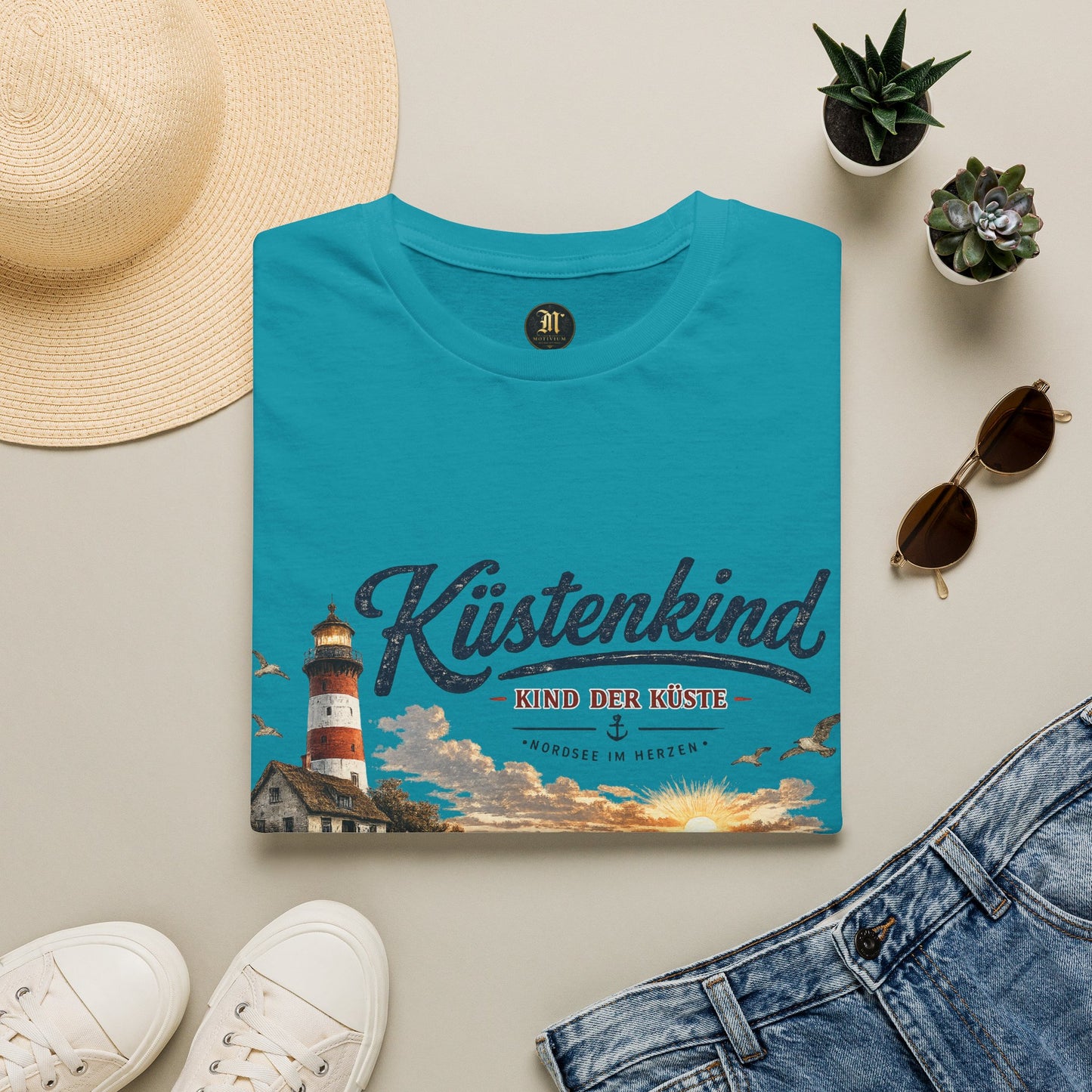 Küstenkind T-Shirt – Kind der Küste | Nordsee im Herzen | Vintage Leuchtturm Strand Design | Maritimes Sommer Shirt
