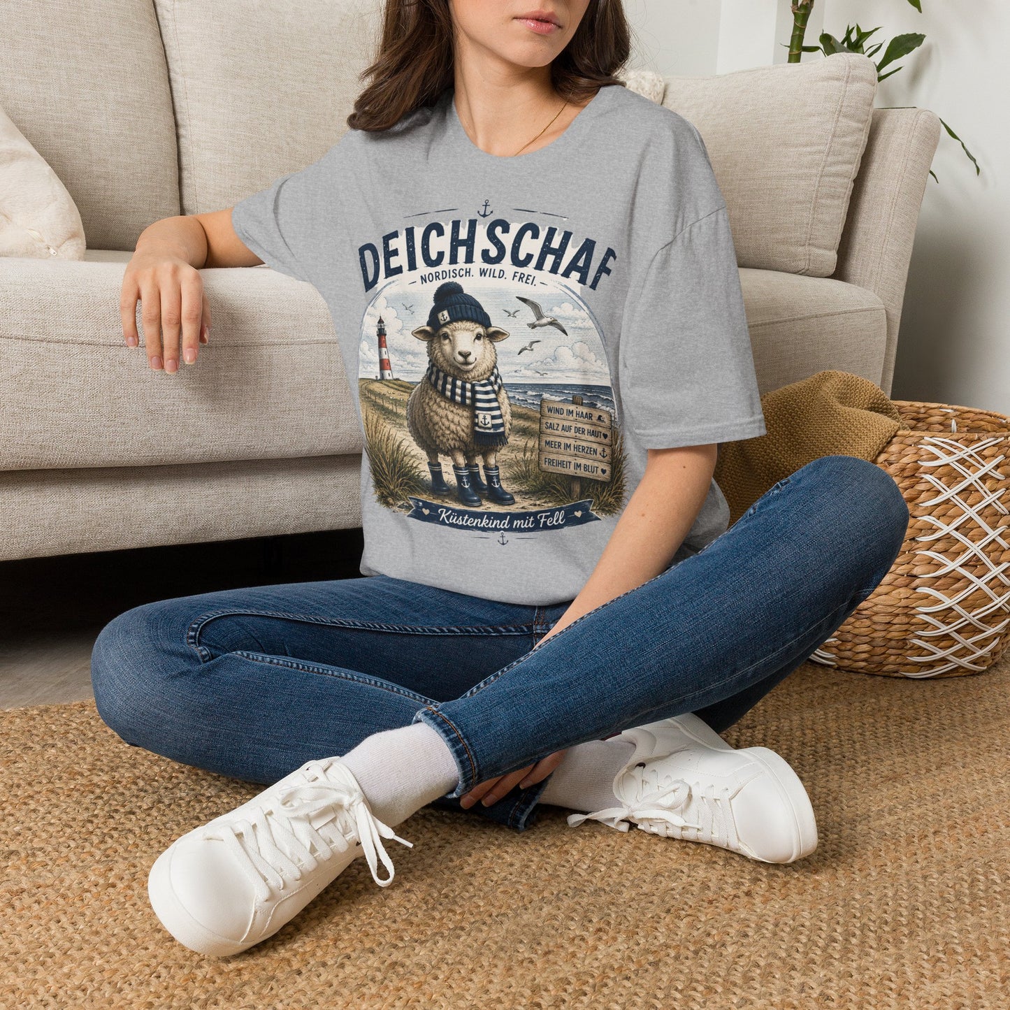 Deichschaf T-Shirt – Nordisch. Wild. Frei. | Maritimes Schaf für Nordsee- & Ostseefans