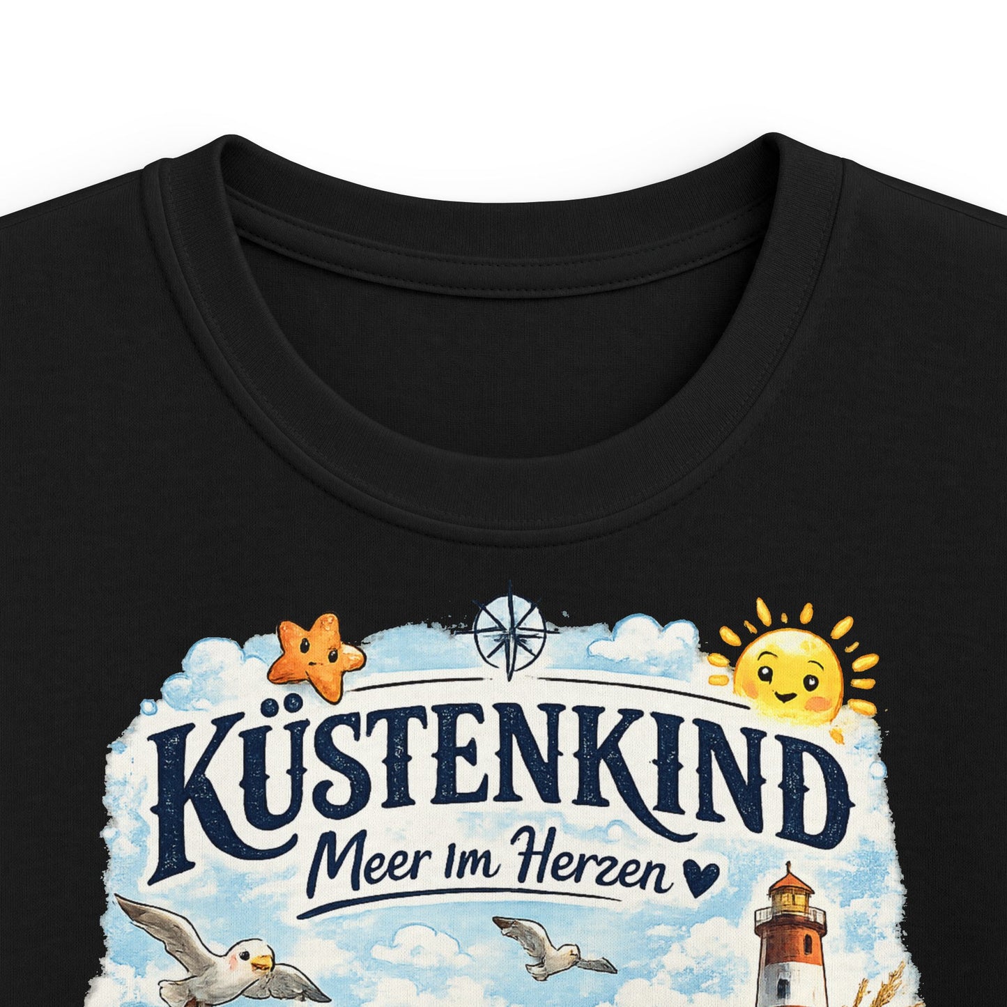 Küstenkind Kinder T-Shirt – Meer im Herzen | Maritimes Strand Design mit Leuchtturm & niedlichen Küstenfreunden