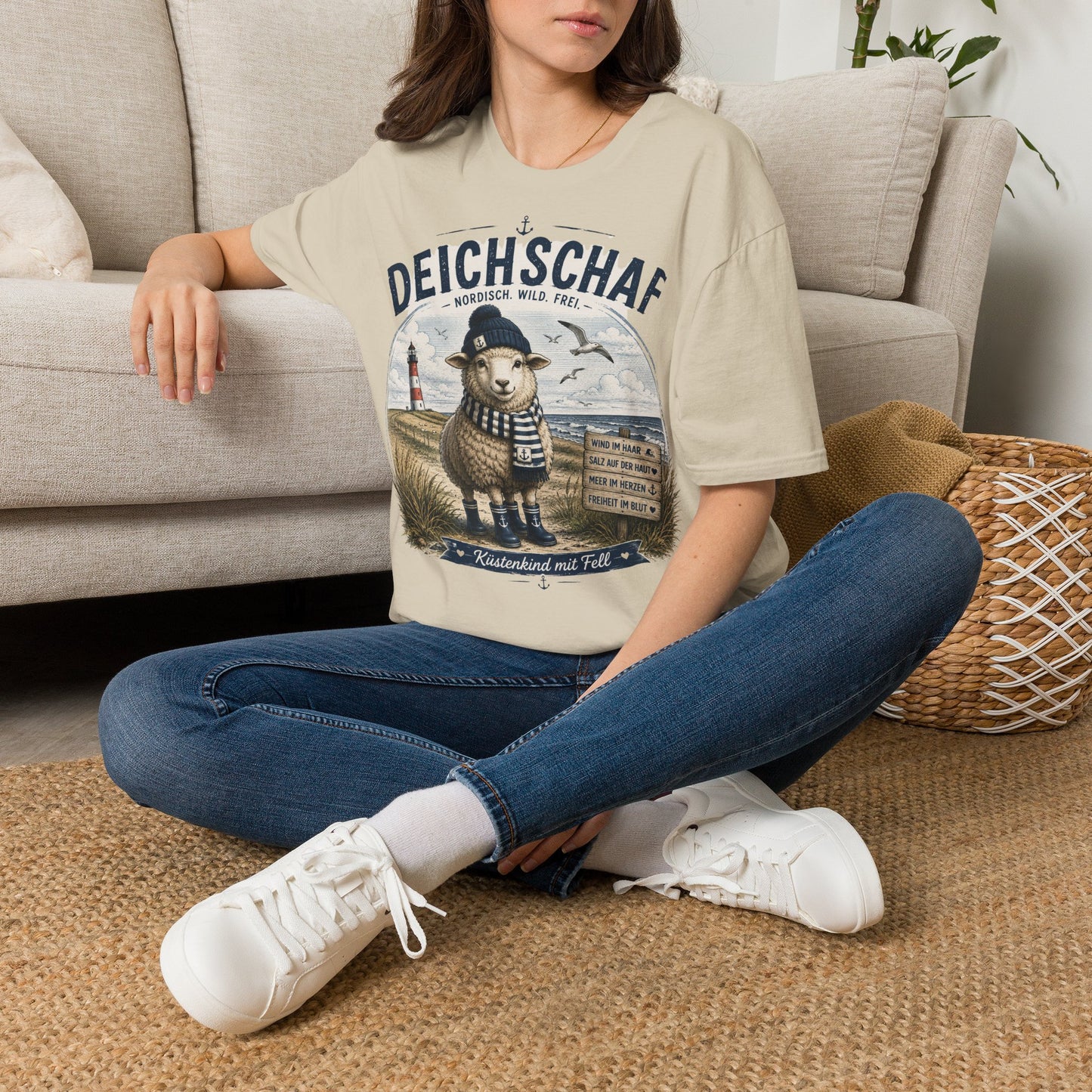 Deichschaf T-Shirt – Nordisch. Wild. Frei. | Maritimes Schaf für Nordsee- & Ostseefans